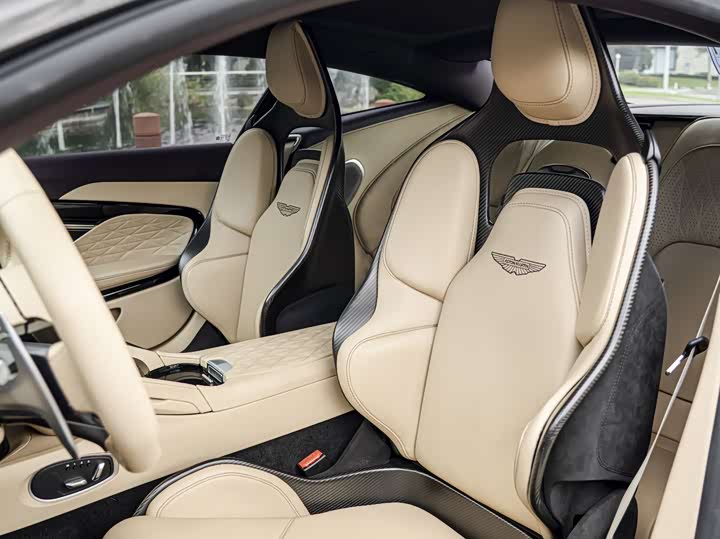 Фото 9 - Aston Martin DB12