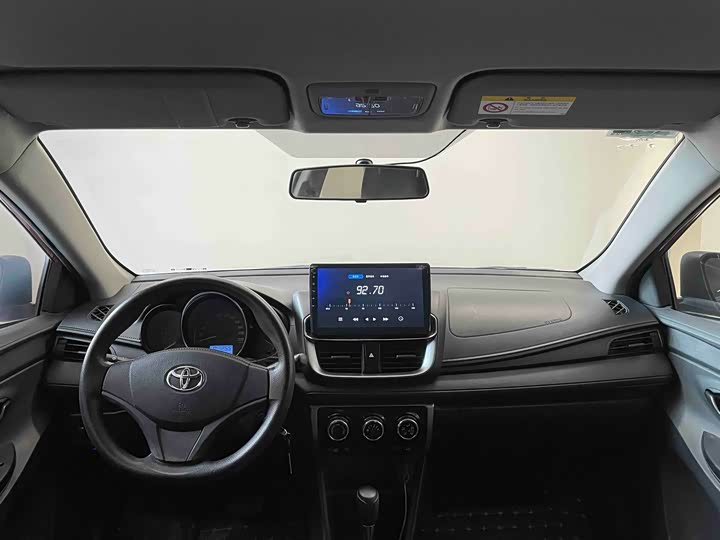 Фото 13 - Toyota Yaris L Hatchback