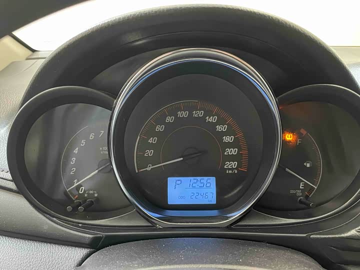 Фото 16 - Toyota Yaris L Hatchback