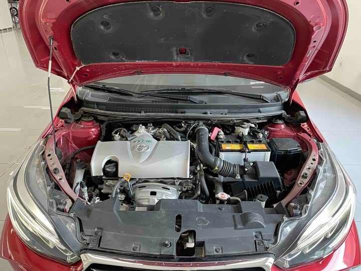 Фото 19 - Toyota Yaris L Hatchback