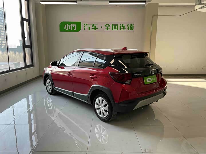 Фото 5 - Toyota Yaris L Hatchback