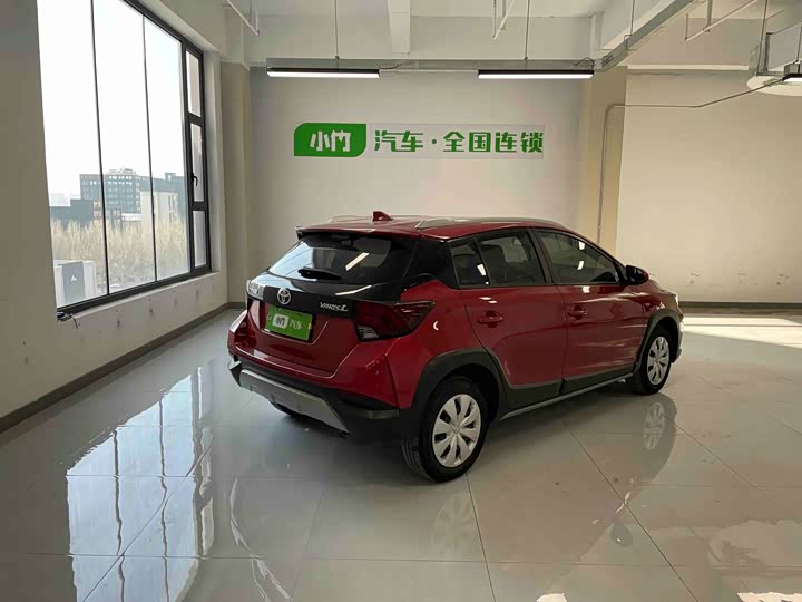 Фото 8 - Toyota Yaris L Hatchback