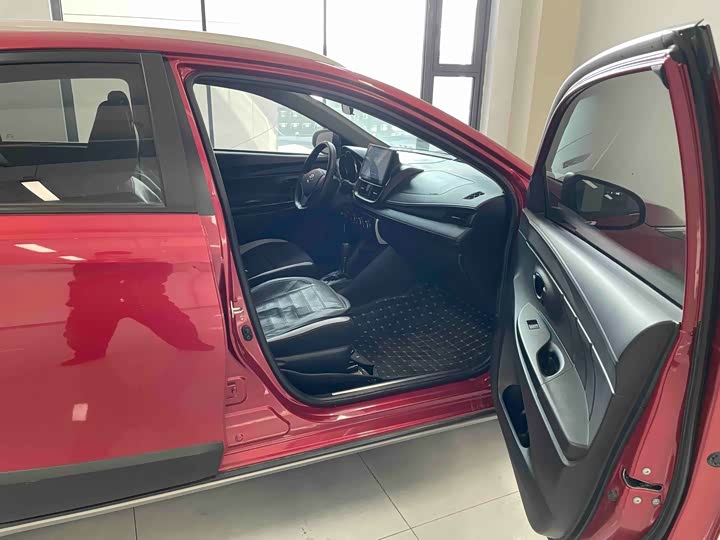 Фото 9 - Toyota Yaris L Hatchback