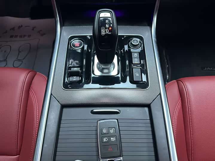 Фото 10 - Jaguar XE L