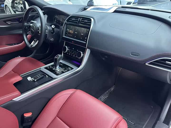 Фото 16 - Jaguar XE L