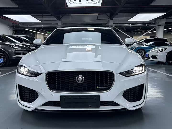 Фото 2 - Jaguar XE L