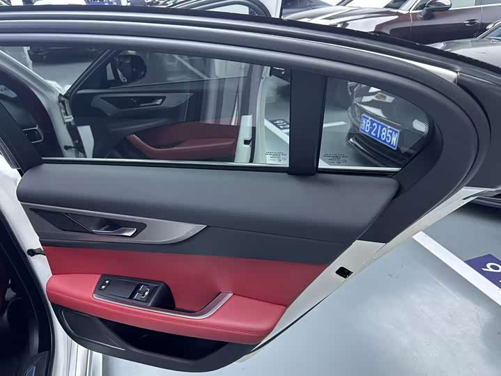 Фото 20 - Jaguar XE L