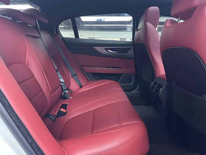 Фото 21 - Jaguar XE L