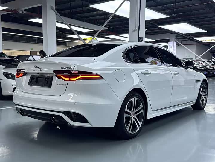 Фото 22 - Jaguar XE L