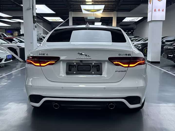 Фото 23 - Jaguar XE L