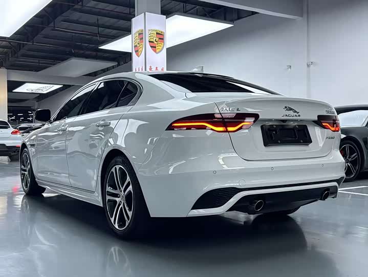 Фото 24 - Jaguar XE L