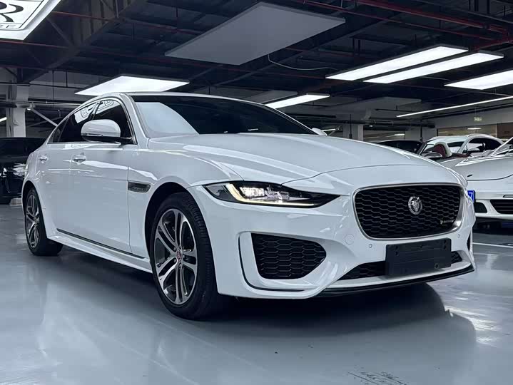 Фото 3 - Jaguar XE L