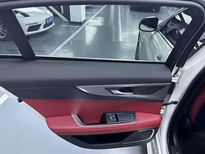 Фото 7 - Jaguar XE L