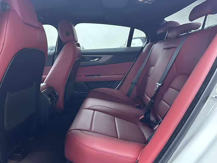 Фото 8 - Jaguar XE L