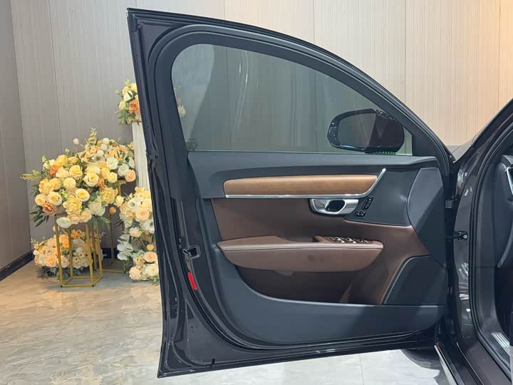 Фото 18 - Volvo S90