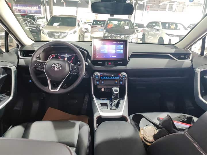 Фото 10 - Toyota RAV4