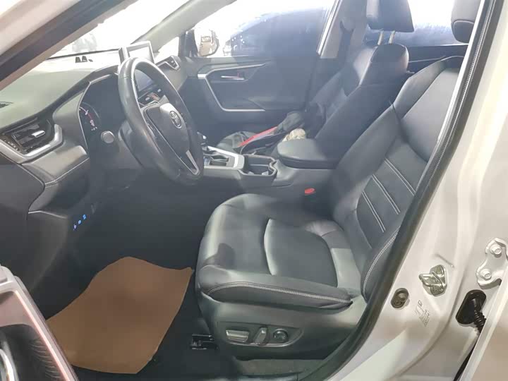 Фото 15 - Toyota RAV4