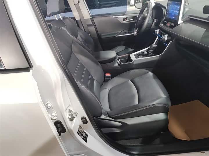 Фото 25 - Toyota RAV4