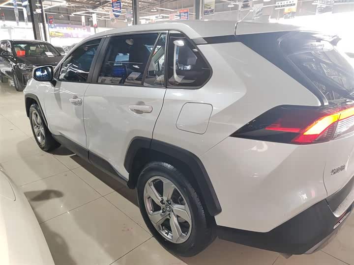 Фото 5 - Toyota RAV4