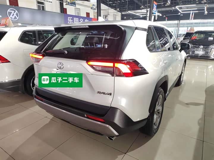 Фото 7 - Toyota RAV4