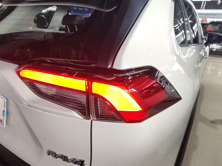 Фото 8 - Toyota RAV4