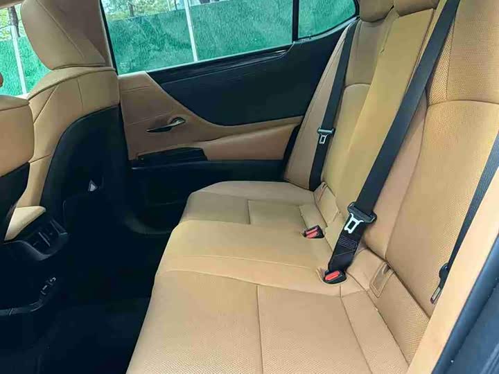 Фото 10 - Lexus ES