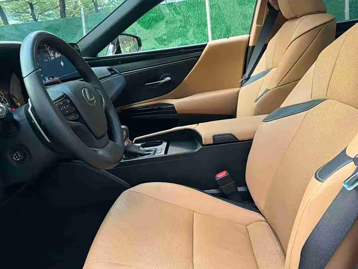 Фото 9 - Lexus ES