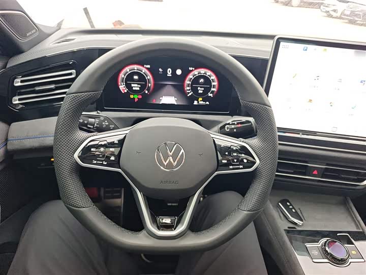 Фото 11 - Volkswagen Tiguan L Pro