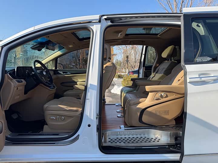 Фото 18 - Buick GL8 ES