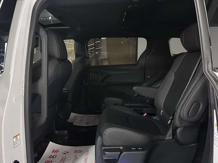 Фото 10 - Toyota Sienna