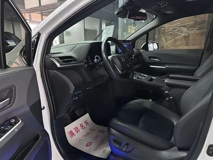 Фото 11 - Toyota Sienna