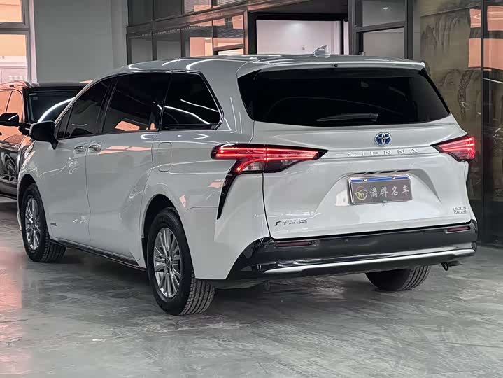 Фото 7 - Toyota Sienna