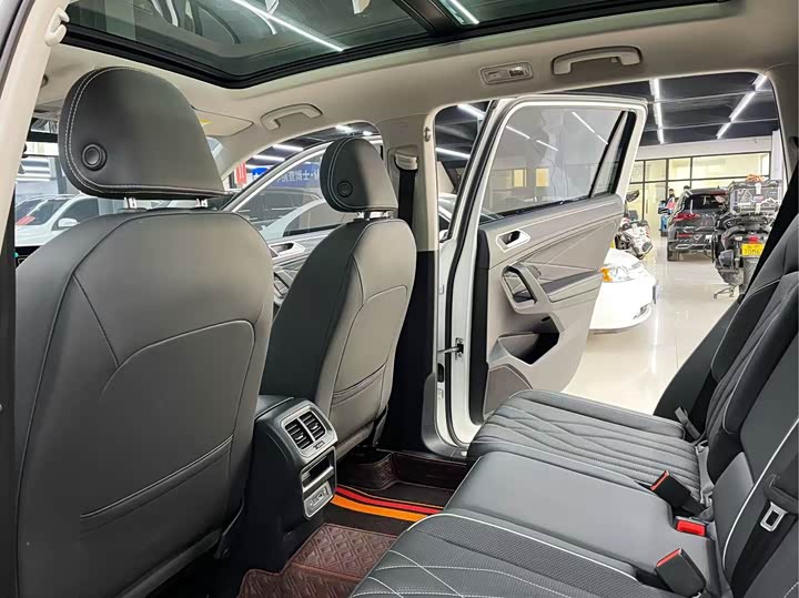 Фото 6 - Volkswagen Tiguan L Pro