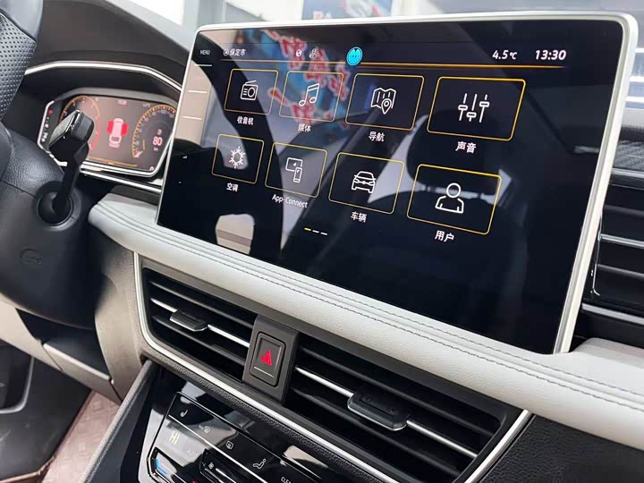 Фото 9 - Volkswagen Tiguan L Pro