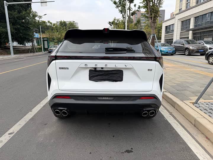 Фото 10 - Geely Atlas