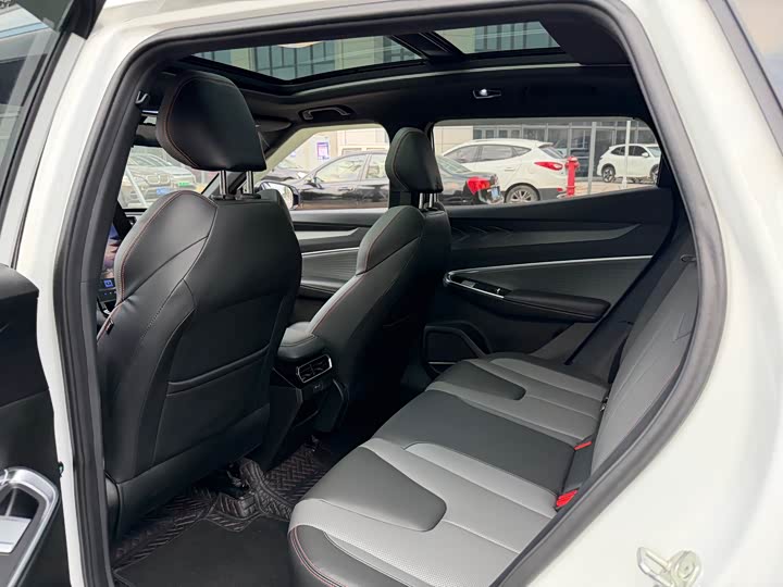 Фото 5 - Geely Atlas