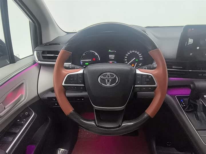 Фото 11 - Toyota Sienna