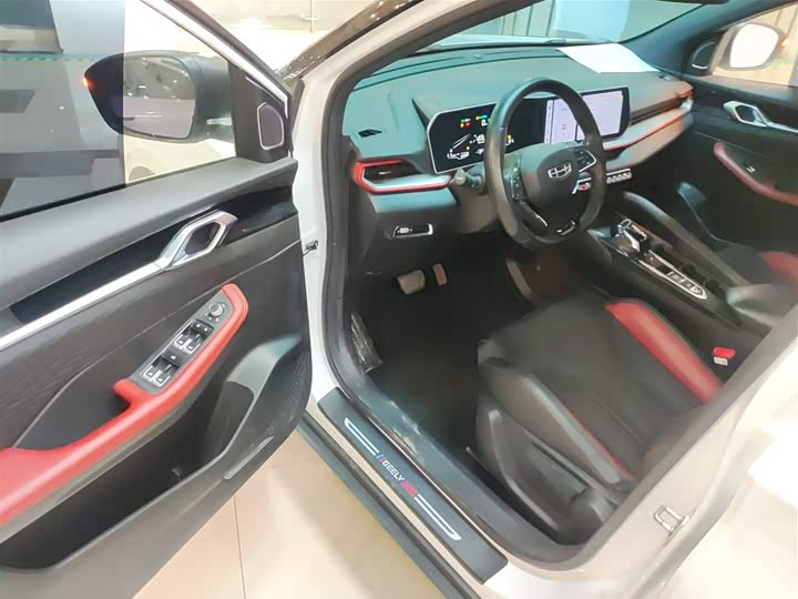 Фото 16 - Geely Coolray