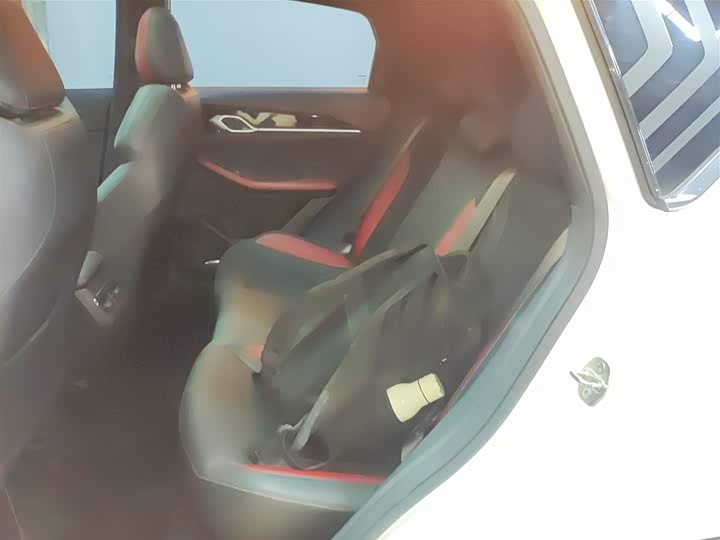 Фото 17 - Geely Coolray