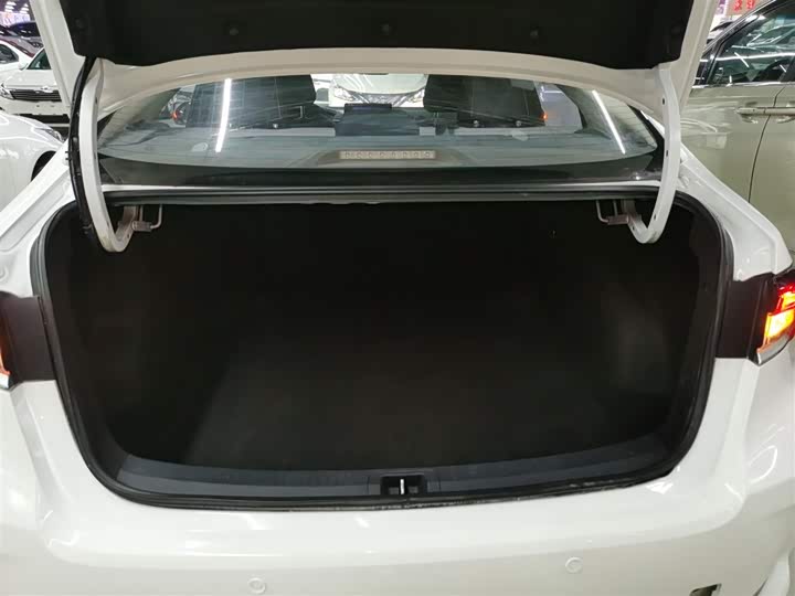 Фото 19 - Toyota Corolla