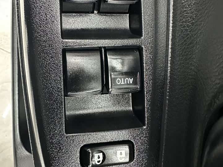 Фото 10 - Toyota Yaris L Hatchback