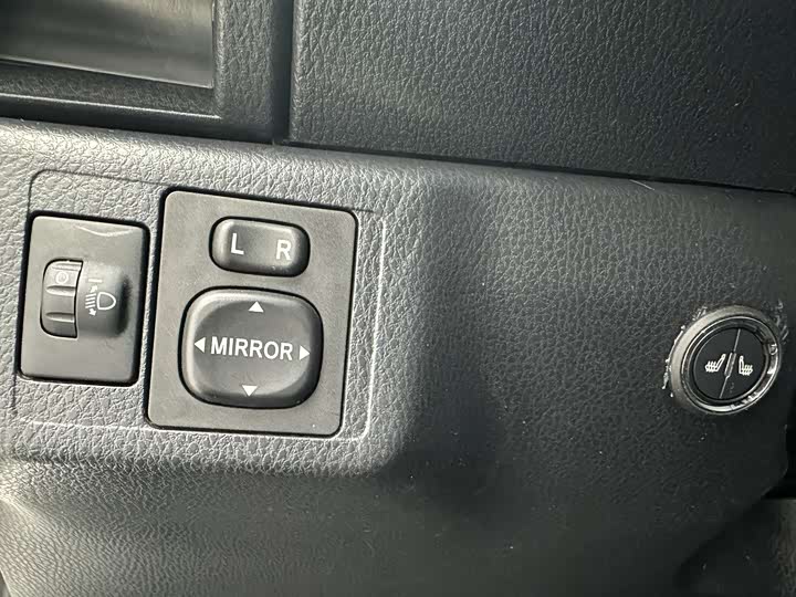 Фото 11 - Toyota Yaris L Hatchback