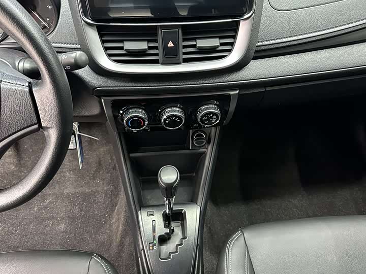 Фото 12 - Toyota Yaris L Hatchback