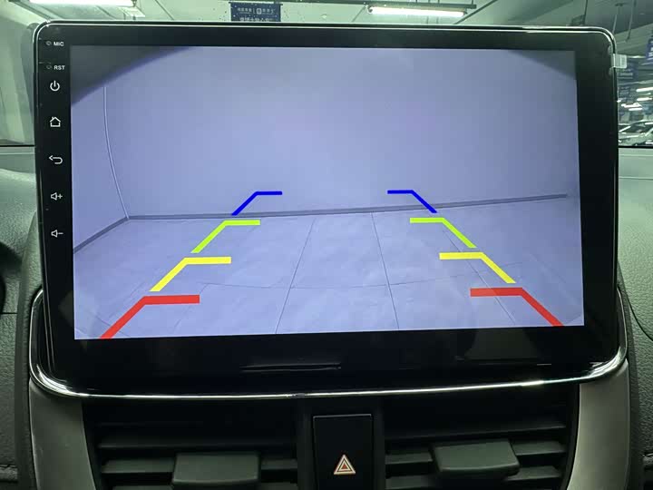 Фото 13 - Toyota Yaris L Hatchback