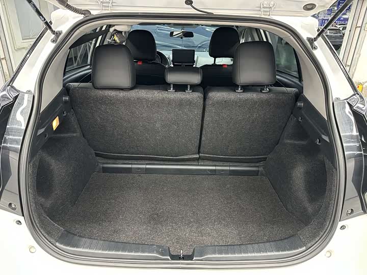 Фото 14 - Toyota Yaris L Hatchback