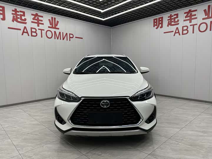 Фото 3 - Toyota Yaris L Hatchback