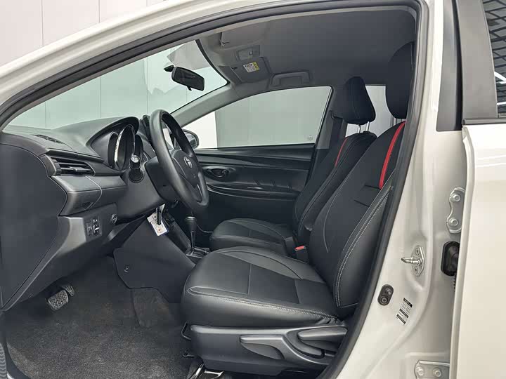 Фото 4 - Toyota Yaris L Hatchback