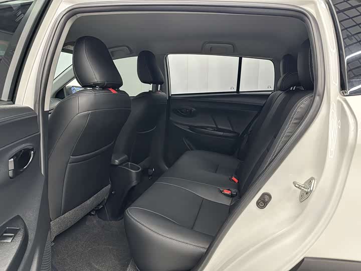 Фото 5 - Toyota Yaris L Hatchback