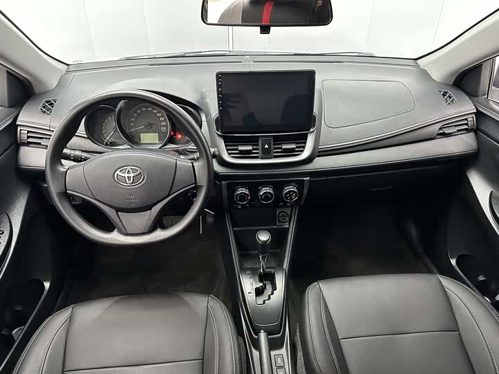 Фото 6 - Toyota Yaris L Hatchback