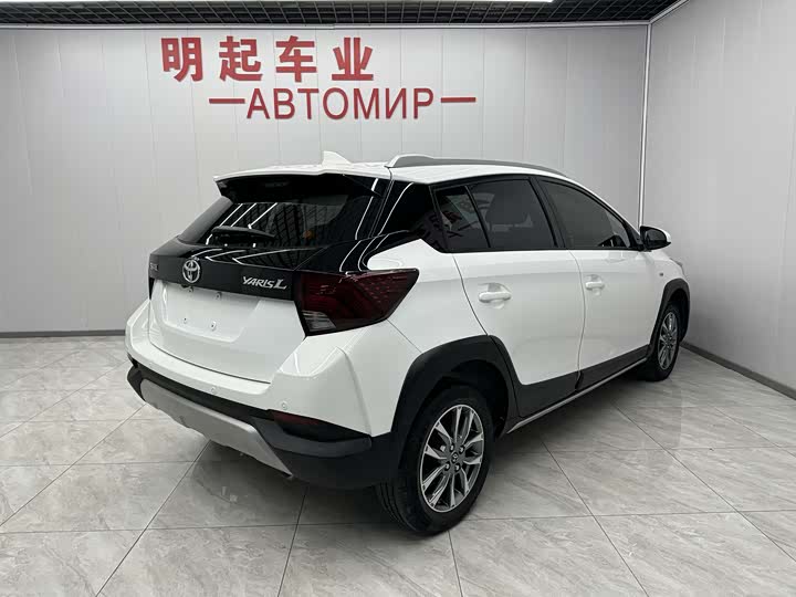 Фото 7 - Toyota Yaris L Hatchback